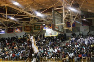 Alex Smith glides to the hoop for two. (Photo: Karsceal Turner – WONO)
