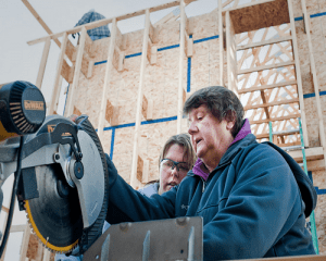 Caitlyn (l) Elizabeth (r) help build a house with Habitat for Humanity in Montana (Photo: Presidential Inaugural Committee 2013)