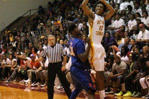 Malik Jackson buries a three (Photo: Karsceal Turner/WONO) 