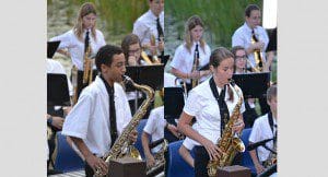 In foreground: Marcus Nix (l) and Julia Sills (r)